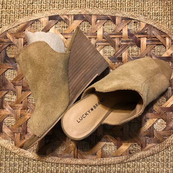 Lucky Brand Hazel Bean Suede Heeled Wedges Open Toe Slip On Size 7.5 - Picture 1 of 7